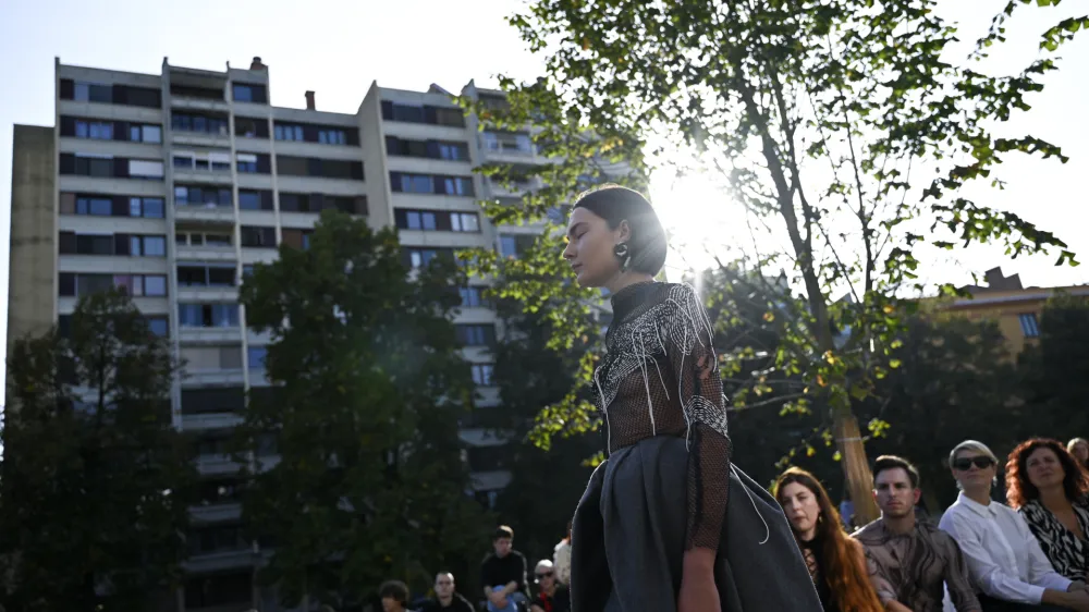 - Petkovškovo nabrežje - študentska modna revija Fakultete za dizajn  - 02.10.2023 - Ljubljanski teden mode – LJFW.  //FOTONik Erik Neubauer
