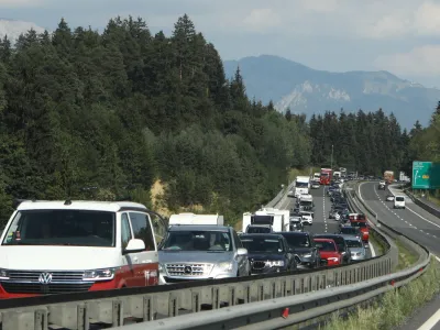 - 05.08.2022 – Reševalni pas na avtocesti, ki intervencijskim službam omogoča hitrejši dostop do kraja prometne nesreče oziroma drugega izrednega dogodka, //FOTO: Luka Cjuha