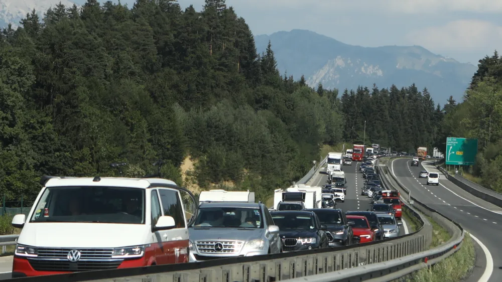 - 05.08.2022 – Reševalni pas na avtocesti, ki intervencijskim službam omogoča hitrejši dostop do kraja prometne nesreče oziroma drugega izrednega dogodka, //FOTO: Luka Cjuha