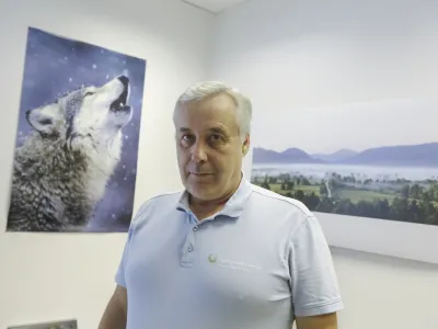 Janez Kastelic je od leta 2018 direktor Javnega zavoda Krajinski park Ljubljansko barje, ki leži na območju sedmih občin.