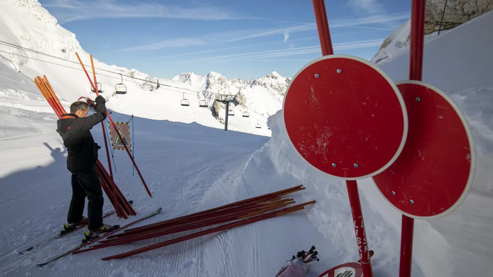 ﻿- opozorilne table- 05.12.2019 – Smučišče KANIN Sella Nevea – priprave na otvoritev zimske sezone - najvišje smučišče v Sloveniji (2.293 m) //FOTO: Matjaž Rušt