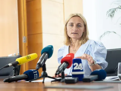 Ljubljana, ministrstvo za okolje.<br>Novinarska konferenca generalne direktorice direktorata za okolje Tanje Bolte, ki je predstavila najnovejse analize mulja na poplavljenih obmocjih ter lokacije za odlaganje mulja.