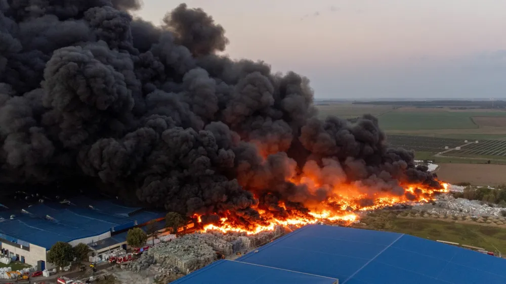 04.10.2022., Osijek - U pogonu osjecke tvrtke "Drava international" kod prigradskog naselja Brijest u srijedu poslije ponoci doslo je do pozara uskladistene plastike na otvorenom prostoru Photo: Borna Jaksic/PIXSELL
