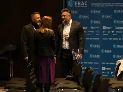 Golobov varnostnik Erik Demirović (levo) je sodeloval na konferenci ERAC, ki jo je IPO aprila organizirala v Ljubljani, aktiven pa je bil tudi v logističnem centru IPO po avgustovskih poplavah. Foto: IPO Slovenija