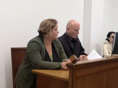 Na okrajnem sodišču v Celju se zaradi očitkov na račun šikaniranja dveh nekdanjih zaposlenih s pomočjo odvetnika Boštjana Penka zagovarja Tanja Čajavec, direktorica družbe Griffin. 