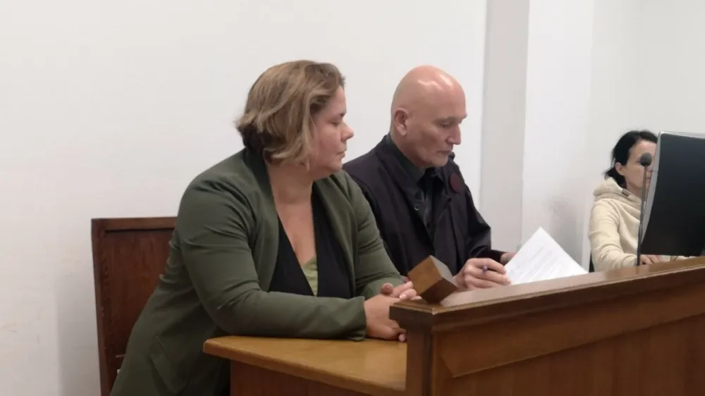 Na okrajnem sodišču v Celju se zaradi očitkov na račun šikaniranja dveh nekdanjih zaposlenih s pomočjo odvetnika Boštjana Penka zagovarja Tanja Čajavec, direktorica družbe Griffin. 