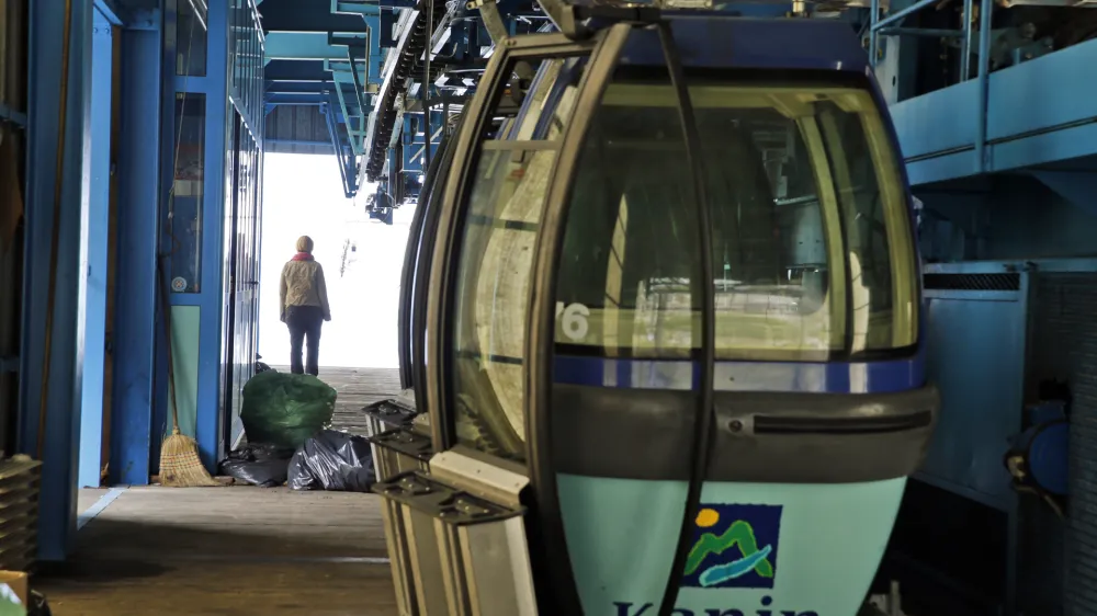 ﻿ATC smučišče Kanin - postaja B - gondolska žičnica - gondola - - POSOČJE 2013 - upad povpraševanja po turističnih zmogljivostih - turizem //FOTO: Bojan Velikonja OPOMBA: ZA OBJAVO V PRILOGI – DNEVNIKOV OBJEKTIV - REPORTAŽA 2013