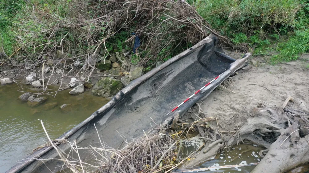 Hrastika.<br>Mura je po avgustovskih poplavah naplavila prazgodovinski coln deblak.<br>Foto: Skupina STIK