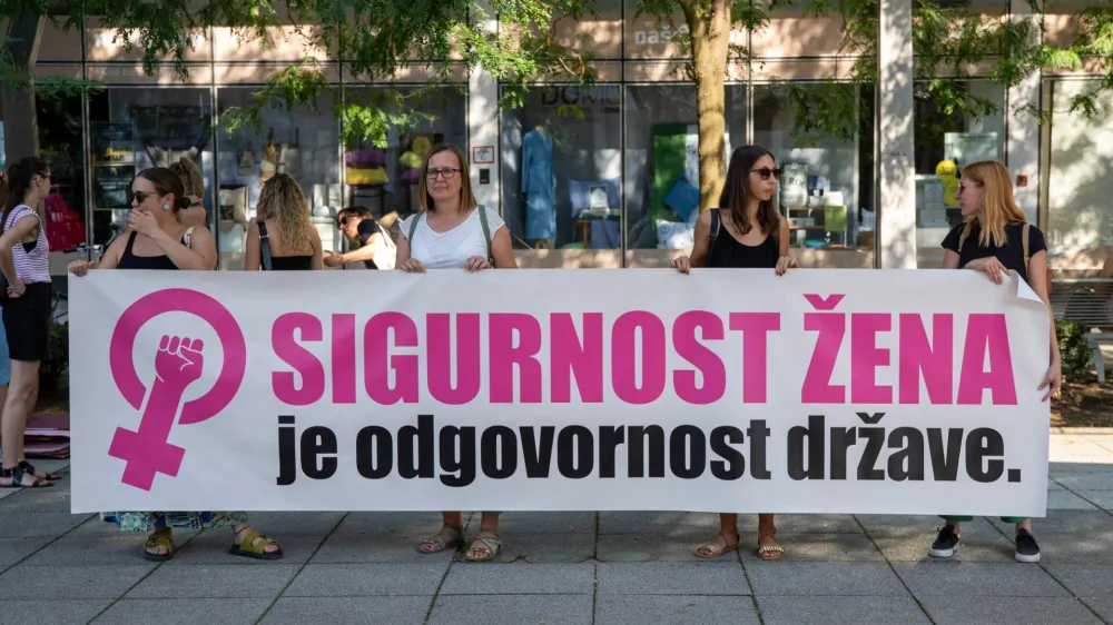 Na Hrvaškem že dlje časa potekajo shodi, na katerih udeleženci zahtevajo, da država poskrbi za varnost žensk. 