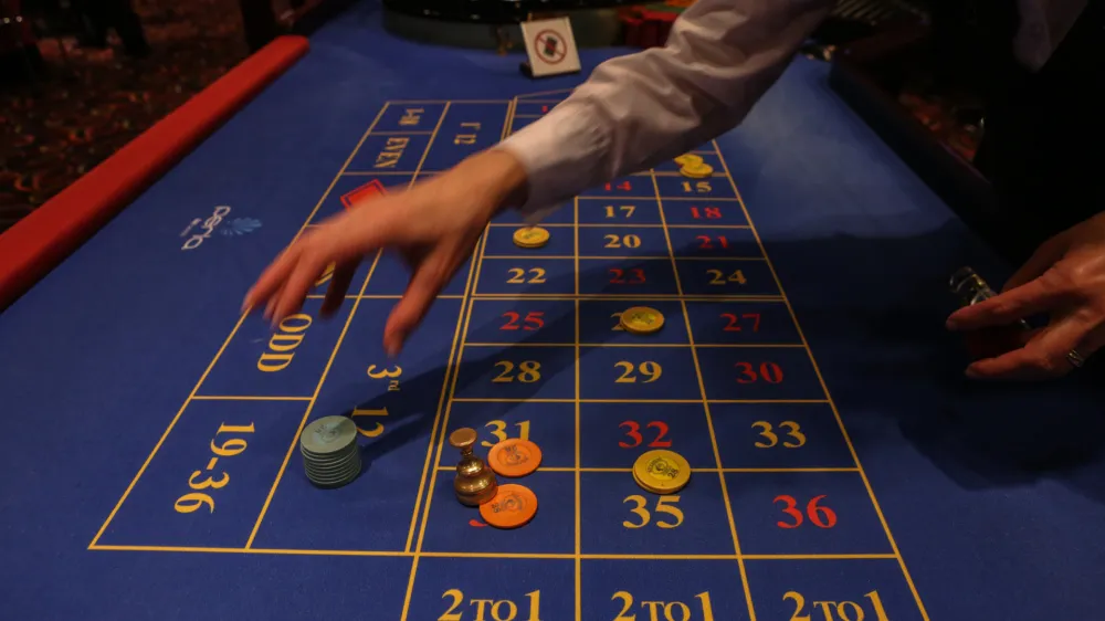 ﻿- igralna miza - ruleta - krupje<br><br><br>- 08.12.2016 - HIt Casino Perla Nova Gorica - igralniško-zabaviščni center - igralništvo - igralnica   //FOTO: Luka Cjuha. .