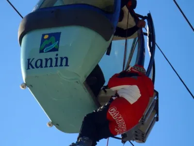 Zavod za gradbeništvo bo strokovno-tehnični pregled krožno-kabinske žičnice na Kaninu opravil prihodnji teden. Vodilni v Bovcu sicer trdijo, da varnost žičnice ni vprašljiva. Na fotografiji reševanje iz kabinske žičnice pred desetletjem.
 