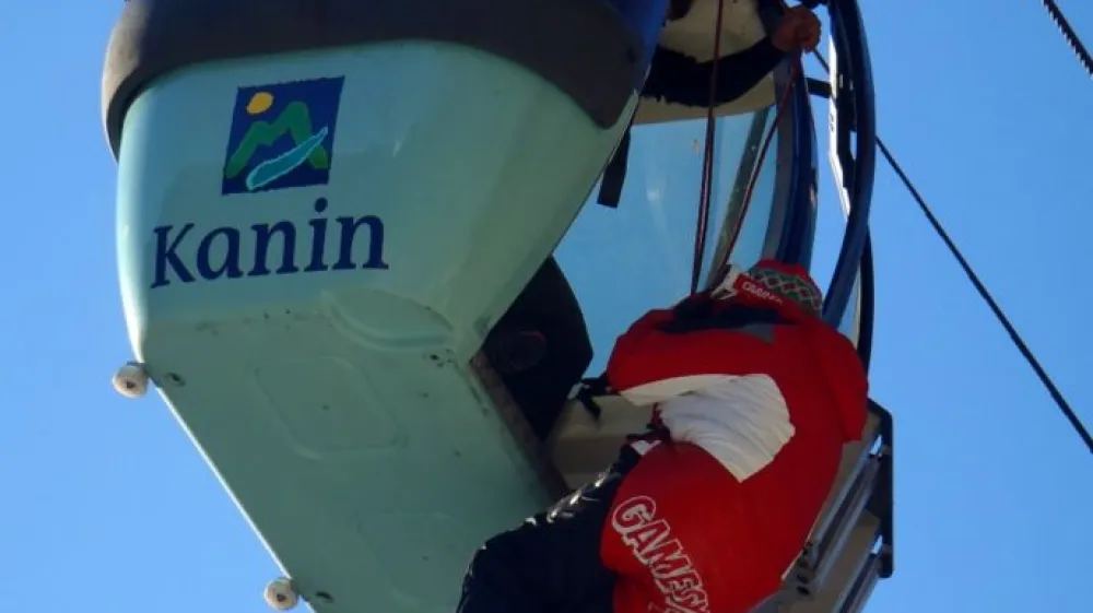 Zavod za gradbeništvo bo strokovno-tehnični pregled krožno-kabinske žičnice na Kaninu opravil prihodnji teden. Vodilni v Bovcu sicer trdijo, da varnost žičnice ni vprašljiva. Na fotografiji reševanje iz kabinske žičnice pred desetletjem.
 