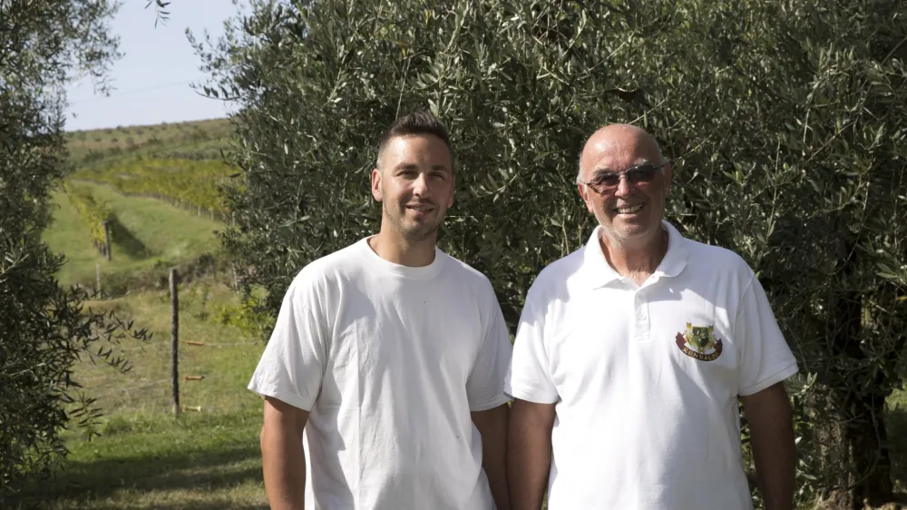 Miran Adamič (desno) skupaj s sinom Martinom in družino prideluje ekstra deviška oljčna olja Ronkaldo. F Jaka Jeraša