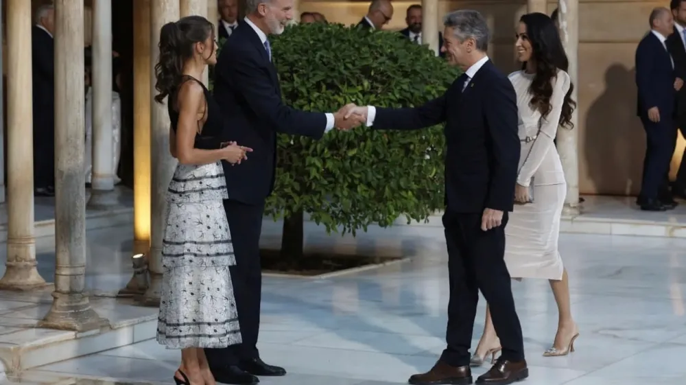 Tina Gaber in Robert Golob pri španskem kralju in kraljici. F instagram