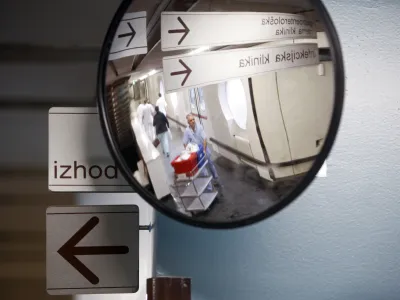 ﻿- simbolična fotografija - zdravstvo - ﻿- smerna tabla - - infekcijska klinika - izhod<br><br><br>- Univerzitetni klinični center (UKC) Ljubljana 2013 - podzemlje - kletni prostori//FOTO: Jaka Gasar