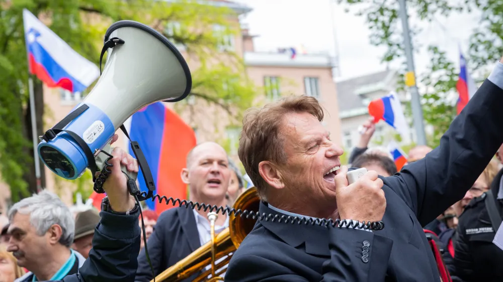 Ljubljana, Trg republike.<br>Shod upokojencev, ki sta ga pripravila ljudska iniciativa Glas upokojencev Slovenije in Institut 1. oktober.<br>Predsednik Instituta 1. oktober Pavel Rupar.