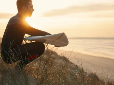 Tri ključne komponente podatkov – podatki podjetij, spletni podatki in informacije o izbiri pravega časa (t.i. Intent Data) – se uporabljajo v različnih fazah prodajnega lijaka. Pomagajo zagotoviti natančnejšo in podrobnejšo kvalifikacijo prvotno ustvarjenih potencialnih kupcev. Cilj je, da se prodaja osredotoči izključno na tista podjetja, za katera je zelo verjetno, da bodo sprejela vašo prodajno ponudbo, in ki imajo kratek prodajni cikel. Če imate ob pravem času prave informacije, lahko prehitite konkurenco, prilagodite komunikacijo potencialni stranki in pospešite prodajni proces. Primeren trenutek je torej ključ do uspešne prodaje – ali ga znate ujeti? F D & B