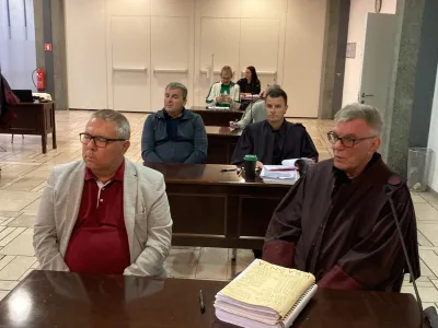 Pri krivdi Gregorja Krašnje (v prvi klopi levo) in Zdenka Žinkovića (levi v drugi klopi) tožilec še vedno vztraja. 