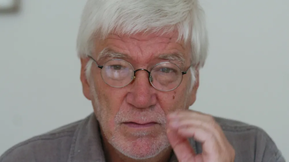 Janko Lorenci (1943), po izobrazbi pravnik, je pisatelj, publicist in novinar, komentator- bil urednik Teleksa in dolgoletni urednik Sobotne priloge Dela. - avtor dveh knjig intervjujev (z Jožetom Pučnikom in Dimitrijem Ruplom), - leposlovni knjižni prvenec, zbirko zgodb Savna in druge zgodbe, pa je objavil leta 2003. - Potovanje k Leonardi je Lorencijev romaneskni prvenec, //FOTO:  OPOMBA: ZA OBJAVO V ČASOPISU DNEVNIK