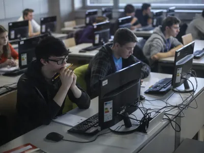 Pouk računalništva naj bi bil v osnovnih šolah uveden kot obvezni predmet, predlagajo naši sogovorniki med ravnatelji. Fotografija je simbolična.