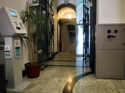 - železna blagajna - trezor- 20.05.2014 - prva Bitnik Lamassu naprava za nakup Bitcoinov v Sloveniji - globalna valuta Bitcoin - elektronski denar, ki ga lahko preko interneta in brez posrednikov po&scaron;iljamo drugim osebam po vsem svetu - Hostel Tresor, Čopova 38 v Ljubljani//FOTO: Bojan Velikonja