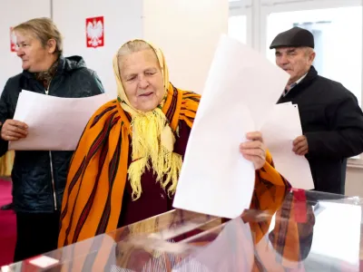 A woman votes during Poland's parliamentary election at a polling station in the village of Gluchow, Poland, October 15, 2023. REUTERS/Lukasz Glowala   TPX IMAGES OF THE DAY