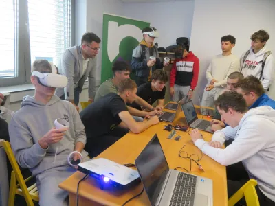 V prostorih inkubatorja UrbaNMakerspace na Novem trgu 9 pripravljajo tudi delavnice s področja robotike in tehnologije pametnih mest za učence tretje triade in dijake.