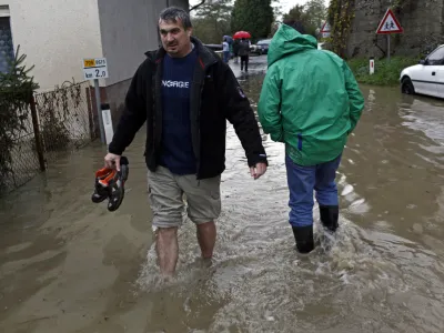 Malečnik- Poplave 2012 - reka Drava prestopila bregove zaradi dviga zapornic na avstrijski strani //FOTO: Jaka Gasar