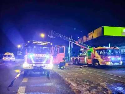 V garažni hi&scaron;i nakupovalnega sredi&scaron;ča v Mariboru je ogenj ponoči zajel osem avtomobilov. &Scaron;kode naj bi bilo za okoli 60 tisoč evrov. 