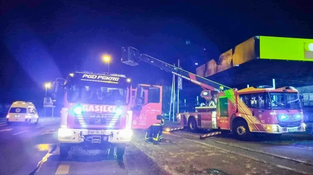 V garažni hi&scaron;i nakupovalnega sredi&scaron;ča v Mariboru je ogenj ponoči zajel osem avtomobilov. &Scaron;kode naj bi bilo za okoli 60 tisoč evrov. 