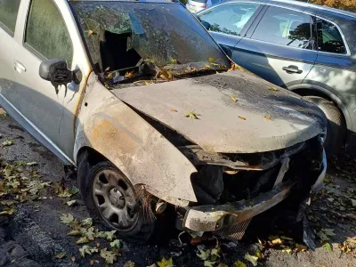 Kdo in zakaj je zakuril avto na Poljanskem nasipu, policija &scaron;e preiskuje. Foto: bralec
