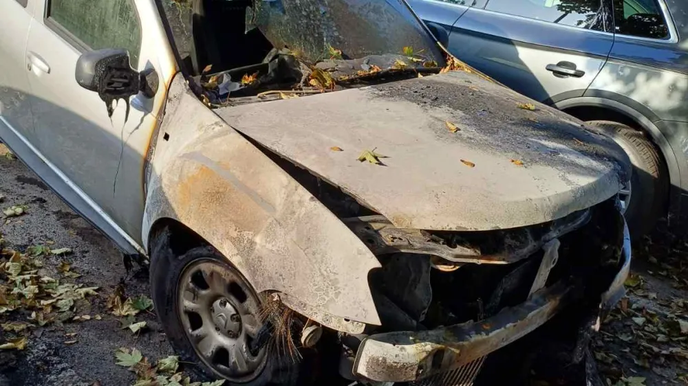 Kdo in zakaj je zakuril avto na Poljanskem nasipu, policija &scaron;e preiskuje. Foto: bralec