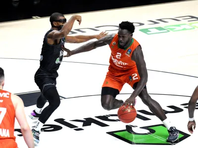 Amadou Sow se s soigralci pri Cedeviti Olimpiji iz gostovanja v Carigradu vrača praznih rok. Foto: KK Cedevita Olimpija / Tine Ružič