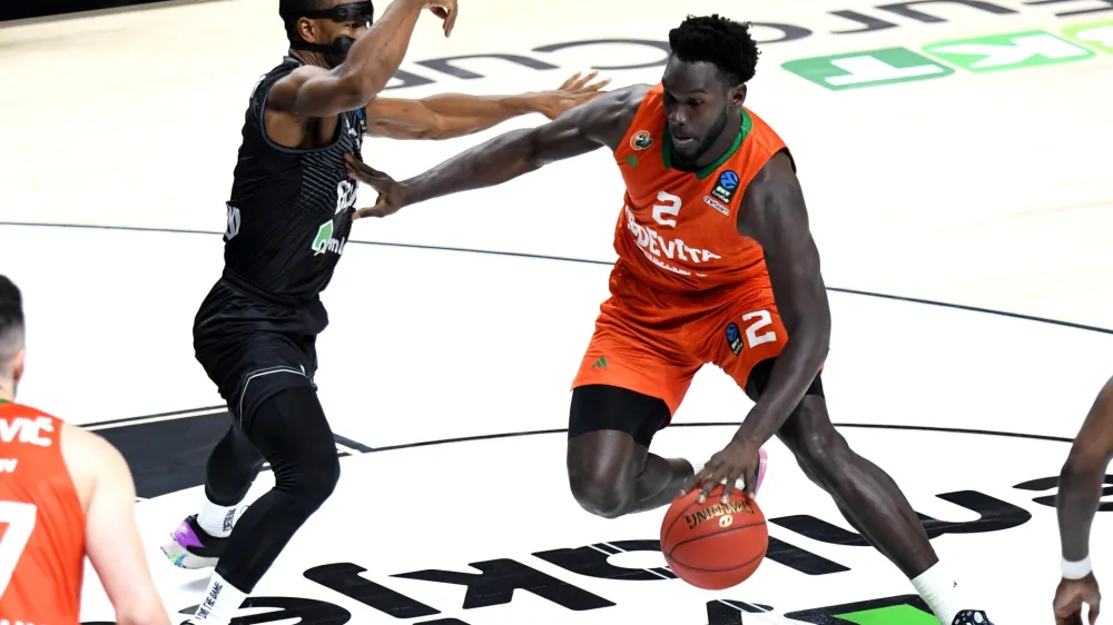 Amadou Sow se s soigralci pri Cedeviti Olimpiji iz gostovanja v Carigradu vrača praznih rok. Foto: KK Cedevita Olimpija / Tine Ružič