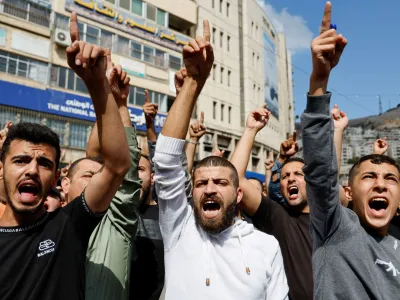 Palestinci na Zahodnem bregu protestirajo zaradi bombardiranja bolnišnice v Gazi, za kar obtožujejo Izrael, in nasploh zaradi razmer v palestinski enklavi. Protesti so sicer danes potekali po vsem svetu, od Tokia in Džakarte do Latinske Amerike. Foto: AP