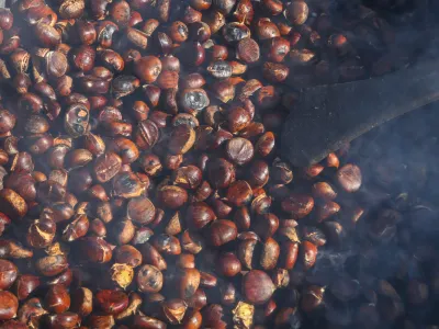﻿Peka kostanja, kostanj18.10.2015.Janče Kostanjeva nedelja, tradicionalna prireditev, ki ga organizira Turistično društvo Jančefoto: Bojan Velikonja