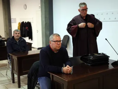 Gregor Krašnja in odvetnik Boris Grobelnik <br><br>- 19.10.2023 - Sojenje zaradi zavarovalniške goljufije - sojenje skupini s prvoobtoženim Gregorjem Krašnjo, ki naj bi dlje časa s prikazovanjem lažnih avtomobilskih nesreč goljufali zavarovalnice - Zavarovalnico Triglav naj bi oškodovali za okoli 140.000 evrov. <br>//FOTO: Tomaž Skale<br>