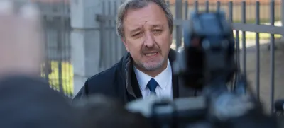 Nekdanji veleposlanik v Avstraliji Milan Balažic pred MZZ, medijem predstavil poročilo o okoliščinah odpoklica, ki ga je prejel od KPK, <br><br><br>- 12.01.2016 pred Ministrstvom za zunanje zadeve (MZZ) - predstavitev zaključnih ugotovitev Komisije za preprečevanje korupcije (KPK) v primeru Tajna diplomacija, ki se nanaša na dejavnost preiskovancev zunanjega ministra Karla Erjavca, bivše premierke Alenke Bratušek ter odpoklic Milana Balažica z veleposlaniškega mesta v Avstraliji;<br><br><br>//FOTO: Maja Marko