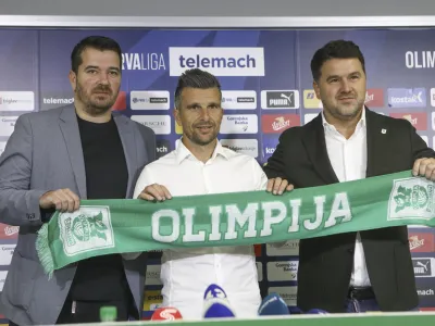 športni direktor NK Olimpija Goran Boromisa, novi glavni trener Olimpije Zoran Zeljković in direktor NK Olimpija Igor Barišić- 19.10.2023 – Nogometni klub NK Olimpija – predstavitev novega glavnega trenerja ljubljanske Olimpije //FOTO: Luka Cjuha