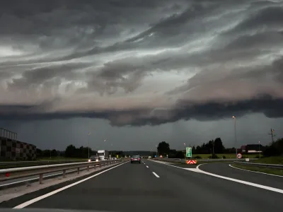 - Nevihta, nevihtni oblak. Štajerska avtocesta Maribor Ljubljana<br><br>- 19.07.2023 – vreme - oranžno opozorilo za celotno Slovenijo – nevihtni pas - nevihte<br> <br>//FOTO: