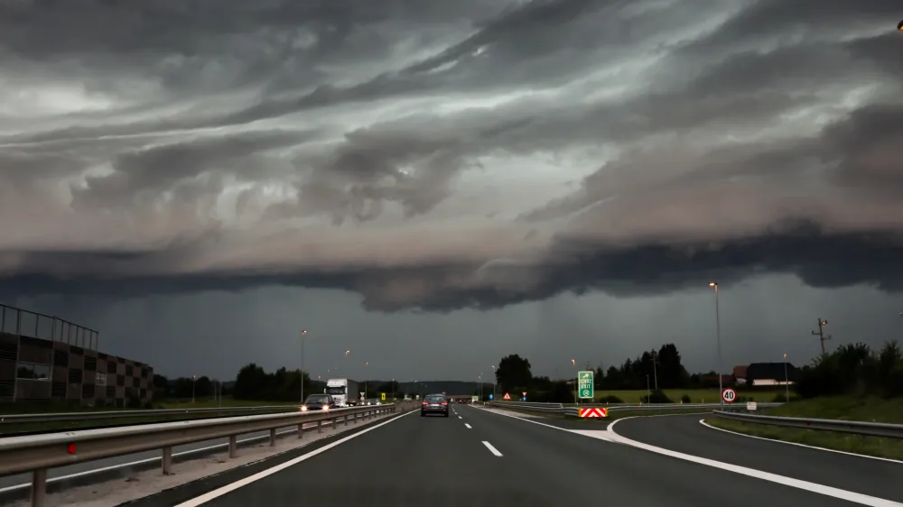 - Nevihta, nevihtni oblak. Štajerska avtocesta Maribor Ljubljana<br><br>- 19.07.2023 – vreme - oranžno opozorilo za celotno Slovenijo – nevihtni pas - nevihte<br> <br>//FOTO: