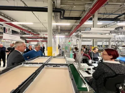 Minister za gospodarstvo, turizem in šport Matjaž Han je v soboto obiskal tudi nekaj največjih podjetij, med njimi KLS Ljubno in BSH Nazarje. Foto Vlada RS