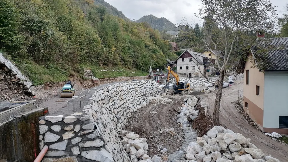 Zaradi naraslega potoka Završnica so morali ob ujmi v začetku avgusta evakuirati 18 prebivalcev. Foto: Eva Branc