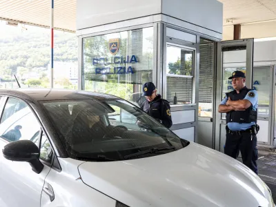 Notranji minister Boštjan Poklukar je za prehajanje meje s Hrvaško določil 12 mejnih prehodov za mednarodni cestni promet in sedem mejnih prehodov za mednarodni železniški promet. Na fotografiji policija opravlja nadzor na mejnem prehodu Sečovlje. 