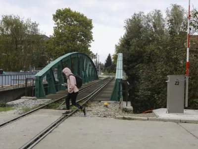 Obnovljeni jekleni most stoji vzporedno z Moščanskim mostom, ki povezuje Kodeljevo in Moste. 