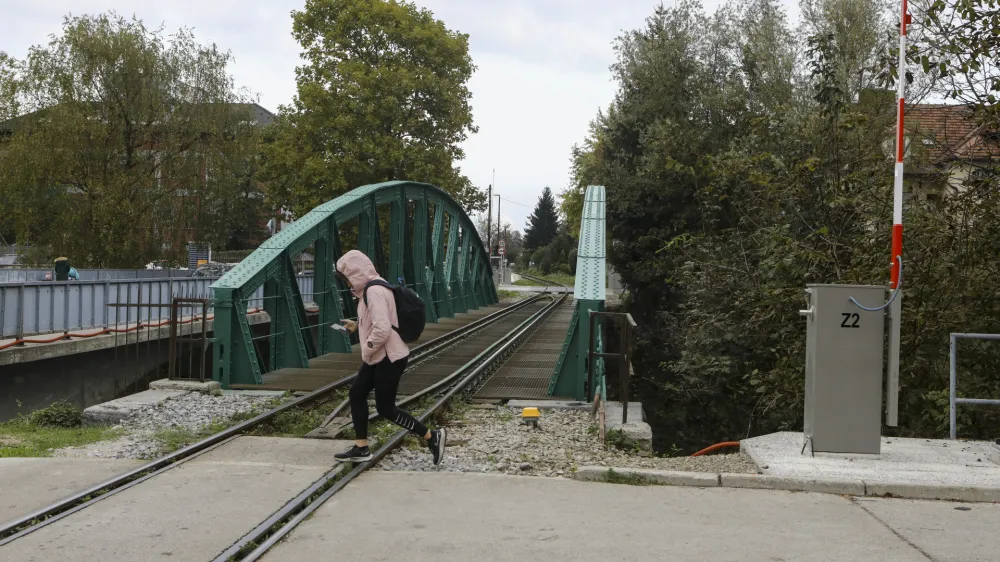 Obnovljeni jekleni most stoji vzporedno z Moščanskim mostom, ki povezuje Kodeljevo in Moste. 