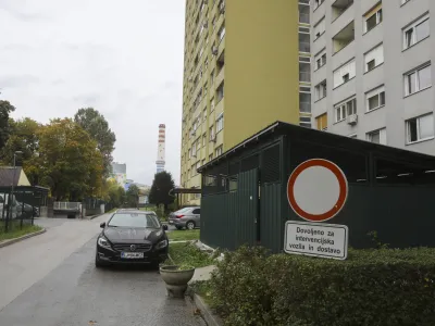 Četrtni svet Golovec je nedavno ljubljansko občino zaprosil za pomoč pri omejevanju prometa v Štepanjskem naselju, saj v zadnjih šestih mesecih opažajo porast voženj po poteh, ki so namenjene pešcem. 