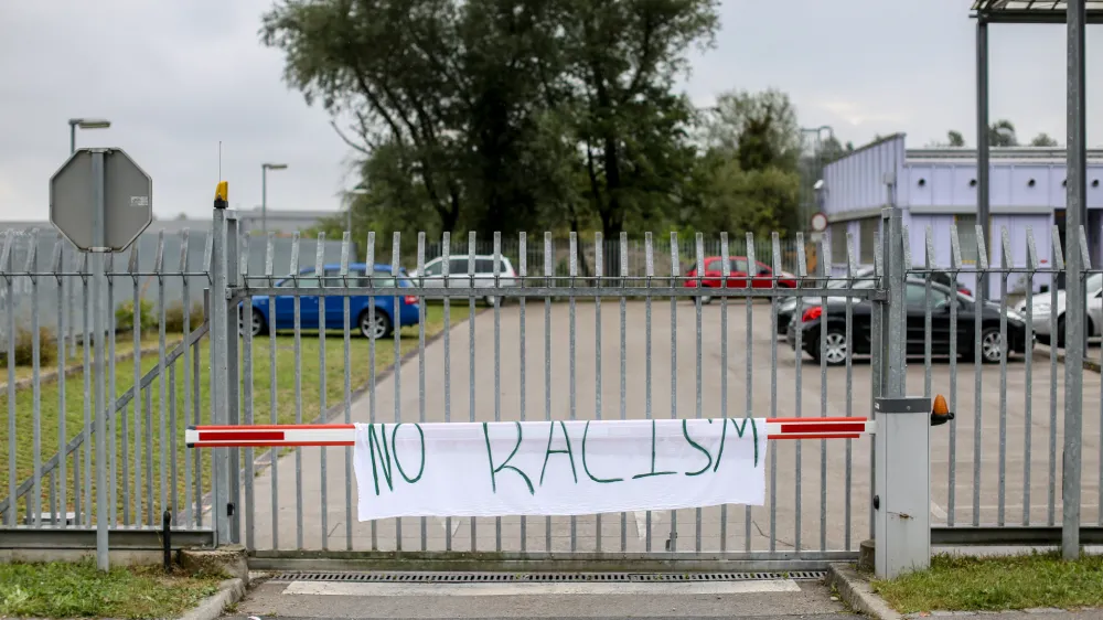 ﻿simbolična fotografija rasizem, antirasizem- 19.09.2016 - Azilni dom Vič v Ljubljani - protest beguncev zaradi slabih razmer v keterih živijo - begunci               //FOTO: Bojan Velikonja