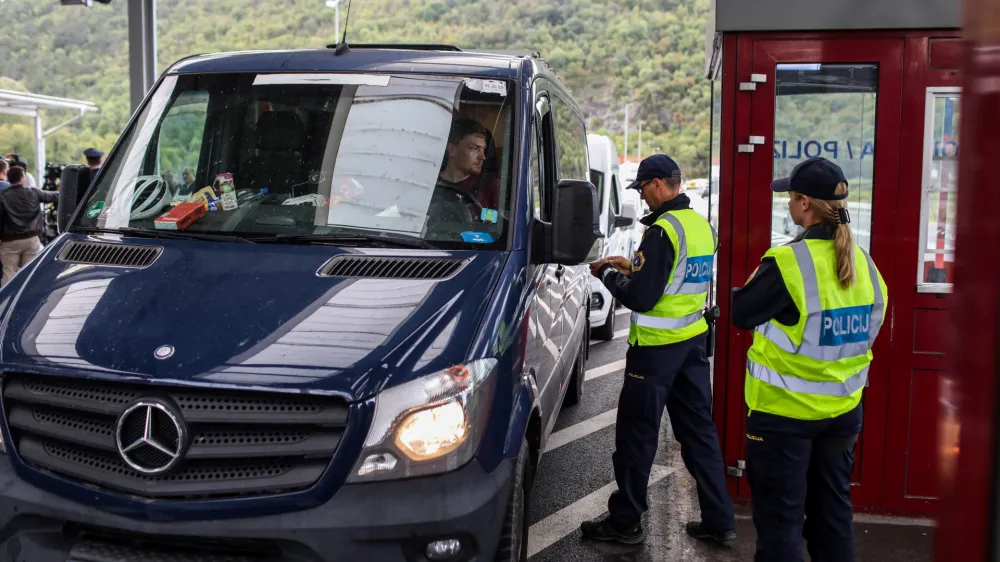 - mejni prehod Dragonja - slovensko-hrvaška meja- policija izvaja selektivni nadzor za vse, ki vstapojo iz Hrvaške. - 2110.2023 – ponovni začasni nadzor na mejnih prehodih - uvedba deset dnevnega nadzora na mejah s Hrvaško in Madžarsko - 12 kontrolnih točk na hrvaški in dve na madžarski meji - //FOTO: Bojan Velikonja