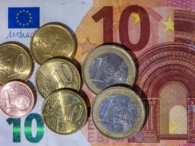 FILED - 26 June 2023, Berlin: Euro banknote and coins with a value of 12.41 euros lie on a table. Photo: Jan Woitas/dpa